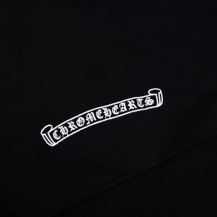 Q29—P230 -Chrome Hearts/Chrome Hearts printed zipper sweatshirt cardigan jacket -420 grams of high-density, high-quality wool, soft, delicate and skin-friendly, soft and silky to the touch, warm and skin-friendly -The hardware zipper accessories are all customized and full of details -Colour: black white -Size: S M L XL